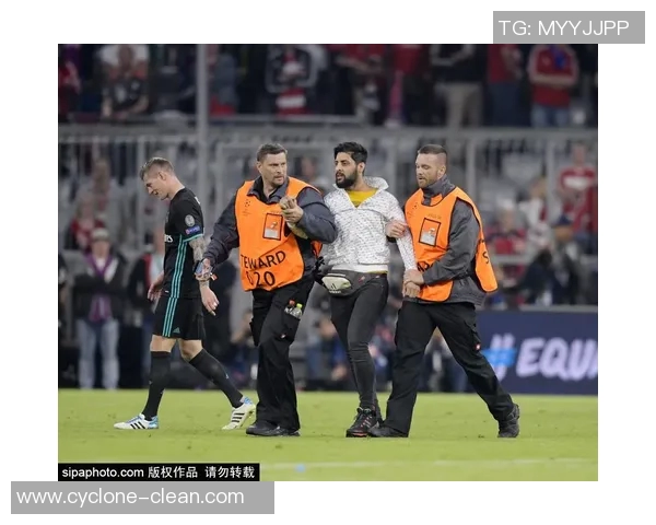 拜仁主席盛情邀请皇马球员加盟，曼联球迷热泪盈眶