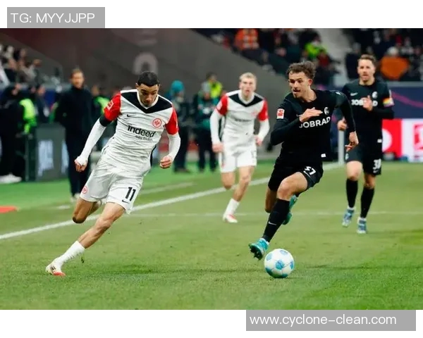 德甲大战:法兰克福主场对阵云达不莱梅,火爆平局点燃球迷激情 德甲大战:法兰克福主场对阵云达不莱梅,火爆平局点燃球迷激情